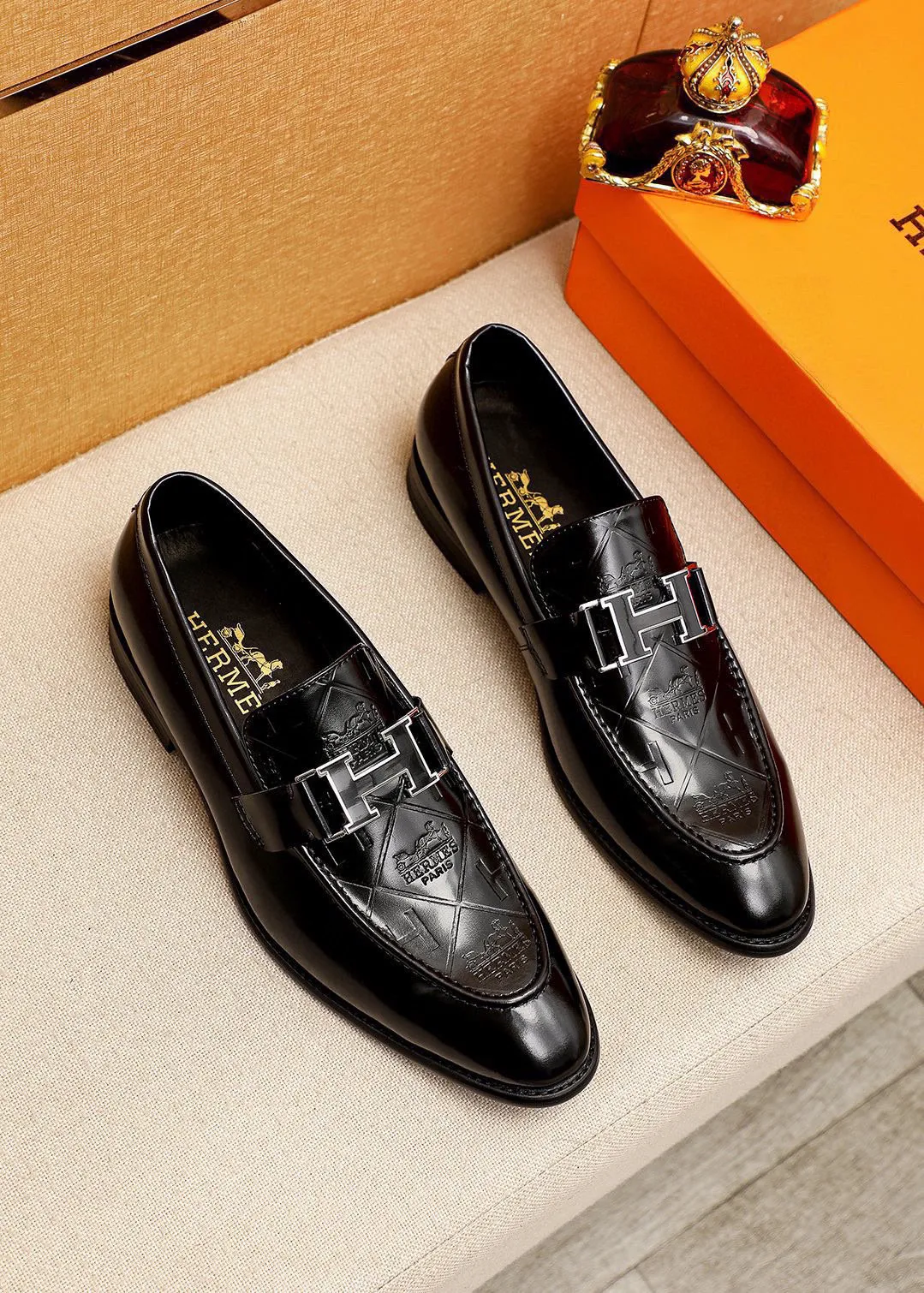 Men's shoes 💰460 💐 Product trademark: HERMES "Hermès" casual leather shoes Regular size: 39-44 (38.45.46🉑️Customized) Product materials: Selected imported first-layer open-edge beaded calfskin embossed upper + classic hardware buckle, imported water-dyed 🐂 cowhide lining. Strong three-dimensional visual effect, combined outsole Color: 1⃣️color optional